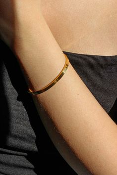 PRODUCT DESCRIPTION Golden simplicity. This piece is a minimalist statement piece for any look. The Classic Plain Bangle celebrates the beauty of expert craftsmanship. Formed from polished titanium steel and coated with gleaming 18-karat gold for an opulent finish, this bangle adds a suave touch to your wrist – whether worn alone or stacked alongside your favourite timepiece. A must-have addition to your jewellery addition. Signature Gold Bangle Water Resistant 18k Gold-plated on titanium steel Plain Bracelet, Plain Bangles Gold, Simple Gold Bangles Indian, Simple Gold Bangles For Daily Use, Minimal Gold Bracelet, Simple Gold Bangle, Simplistic Jewelry, Plain Gold Bangles, Gold Bangles Indian