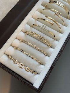 Spring Jewelry Trends, Expensive Jewelry Luxury, Wrist Jewelry, Luxe Jewelry, Jewelry Accessories Ideas, Spring Jewelry, Girly Accessories, Jewelry Fashion Trends, Classy Jewelry