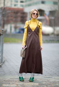 Vístete a capas Layer A Dress, Slip Dress Street Style, Layering A Dress, Street Style New York, Street Style 2016, Dresses By Color, Leandra Medine, Giovanna Battaglia, New York Fashion Week Street Style