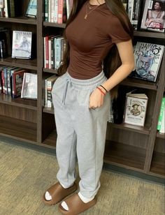 Yeezy Flax Outfit, What To Style With Leggings, 2023 Outfits School, Yeezy Slides Flax Outfit, Womens Yeezy Slides Outfit, College School Fits, Yeezy Flax Slides Outfit, Outfit Ideas Yeezy Slides, I Dont Care Outfits