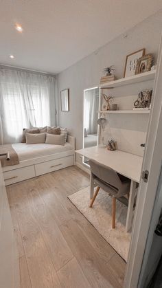 Susana Llompart | Tips para amueblar un dormitorio pequeño y aprovechar bien el espacio, junto a @aq_acentor Me preguntáis mucho por las medidas de esta... | Instagram 3x5 Bedroom Design, Tableware Aesthetic, Makeover House, Small Room Makeover, Room Organization Bedroom, Guest Bedroom Design, Cute Bedroom Decor, Redecorate Bedroom, Aesthetic Look