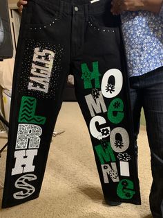 Black Senior Pants, Freshman Pants Ideas, Homecoming Pants Ideas Sophomore, Homecoming Pants Ideas, Homecoming Jeans Painted, Fnl Outfits, Decorated Pants, Sweatpants Diy, Hoco Pants