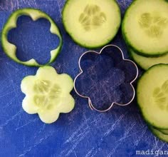 Very cute cucumber decoration for Pimm's. Cucumber Flowers, Cucumber Flower, Decorações Com Comidas, Shower Food, Mad Hatter Tea, High Tea, Creative Food, Royal Icing