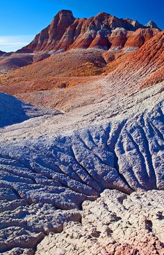 an image of the desert with rocks and mountains in the backgrounnds