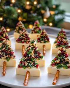 Christmas Party Fingerfood Ideas, Sweets For Diabetics, Holiday Fruit, Christmas Buffet, Brie Bites, Charcuterie And Cheese Board, Appetizer Bites, Xmas Food, Christmas Dishes