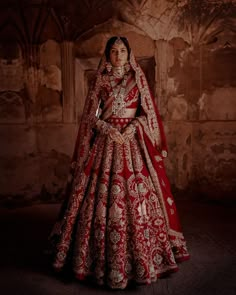 Trendy Red Bridal Lehenga for Brides Royal Red Lehenga Bridal, Royal Red Wedding Lehenga, Royal Bridal Looks Indian Brides, Royal Indian Bride Outfit, Bridal Lehenga Red Royal Heavy, Royal Bridal Look Indian, Bridal Lehenga Red Royal, Royal Bridal Lehenga