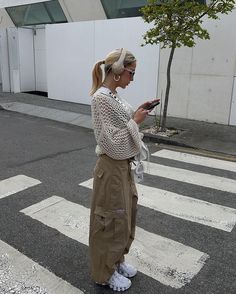 Short Sleeve Streetwear, Mesh Sweater Outfit, Subversive Fashion, Sofia Coelho, Celana Kargo, Mood Bored, Julia Stiles, Thrift Inspo, Stile Hijab