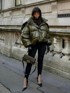 Moncler Jacket Women, Hot Summer Outfits, Streetwear Outfit Ideas, Practice Outfits, Wardrobe Tips, Outfits Chic, Aesthetic Look, Nice Style