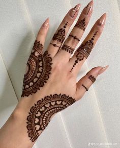 Mehndi Design Aesthetic Front Hand, Finger Mehndi Style Aesthetic, Aesthetic Mehendi Designs Front Simple, Hand Love Pic, Mini Mehendi Designs, Asthetic Mehendi Design, Mendhi Designs Latest, Trendy Mehndi Designs Front Hand, Mehendi Designs Aesthetic