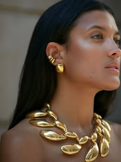 Handcrafted in bronze with a choice of 22k gold or a silver finish, MISHO's XXL Double Link Choker draws inspiration from classic jewellery silhouettes with a contemporary reimagining. Baroque Jewelry Aesthetic, Boho Gold Jewelry, Minimal Gold Earrings, Minimal Gold Necklace, Gold Statement Jewelry, Yellow Diamond Necklace, Wide Necklace, Statement Piece Jewelry, Dope Jewelry Accessories