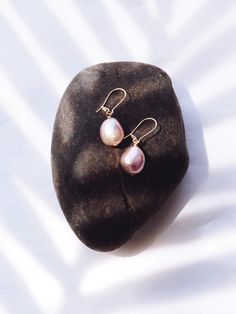 Complete your look with understated elegance. These pink pearl earrings will be your new favorite adornments. Inspired by the ocean's treasures and our endless summers, these will bring the aloha breeze straight to your doorstep. ✦ DETAILS ✦ ✧ Name: Akala (ah KAH la) - Pink. ✧ 14kt Gold Filled. ✧ Natural Freshwater Pearls. ✧ Total Drop Length: 30mm. ✧ Sold as a Pair. ✧ All Ke Aloha Jewelry pieces come packaged thoughtfully, beautifully, and ready for gift giving. ✧ Unless otherwise noted in the listing description, all pieces are sold individually. Photos with models/multiple pieces are for style inspiration only. Pink Pearl Earrings, Freshwater Pearl Drop Earrings, Minimal Earrings, Pearl Collection, Gold Pearl Earrings, Freshwater Pearls Earrings, Shell Jewelry, Tahitian Pearls, Pearl Charms