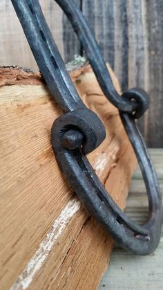 a close up of an iron chain on a piece of wood