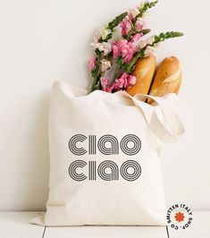 This modern Ciao Ciao Tote Bag for Italy lovers makes an excellent gift for all your Italy loving friends. We adore this natural cotton tote bag. It's large + sturdy and perfect for running errands or heading to the farmers market.  psst: This bag is the PERFECT fun surprise for your future travel buddies ✦  PAIRS NICELY WITH... ✦  ꕀ  Modern Ciao Sweatshirt https://smittenitaly.etsy.com/listing/870390064 ꕀ If you loved me we'd be in Italy mug https://www.etsy.com/listing/882002908/ ✦  PRODUCT DE Travel Buddies, Girls Trip Gifts, Loving Friends, Ink Transfer, Diy Crafts For Gifts, Future Travel, Bag Design, Cotton Tote Bag, Reusable Bags