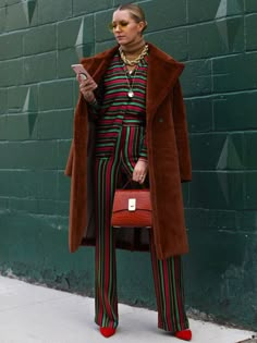 12.19 festive candy cane Atlantic Pacific Blair Eadie, Fashion Trend Forecast, Polished Casual, Nye Outfits, Winter Chic, Power Dressing, Fashion Icons