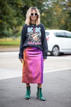 Comment porter du rose de façon plus rock ? London Fashion Week Street Style, London Fashion Weeks, New Street Style, Outfit Vintage, Looks Street Style, Street Style Trends, The Best Street Style, Best Street Style, Mode Inspo