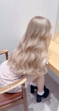 Short Milk Tea Hair, Light Milk Tea Hair Color, White Milk Tea Hair, Milk Blonde Hair, Milk Tea Blonde Hair, Milk Tea Blonde, Korean Hair Color Ideas, Milk Tea Hair Color, Beige Korean