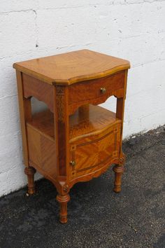 an old wooden table with two drawers on the bottom and one drawer at the top