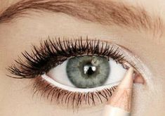 Makeup Tips For Small Eyes, White Eye Makeup, Covering Acne, Makeup For Small Eyes, Under Eye Makeup, 50 Makeup, Huda Beauty Makeup, White Makeup, Foundation Application