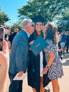 Graduation inspiration pictures with parents Graduation Parents Photo, 2024 Vision Board Family Aesthetic, Dad Daughter Graduation Pictures Outdoor, Parents With Daughter Aesthetic, Parents Aesthetic Photography, Happy Parents Aesthetic, Vision Board Parents, College Graduation Family Pictures