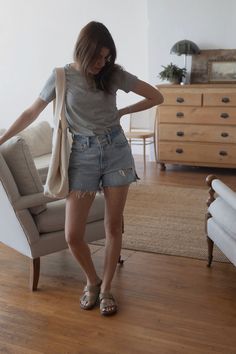 Birkenstocks Arizona Outfit, Birkenstock Arizona Outfit, Minimalist Casual Outfit, Womens Birkenstocks, Birkenstock Sandals Outfit, Sandals Outfits, Style 2025, Chill Outfit, Modest Wardrobe