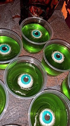 Gummy eye ball shots Halloween Sleepover, Easy Halloween Snacks, Kids Halloween Food, Dulces Halloween, Spooky Halloween Treats, Halloween Movie Night, The Best Wallpapers, Easy Halloween Food, Eye Ball