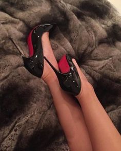 Glam Life, Serena Van Der Woodsen, Dark Feminine Aesthetic, Louboutin Heels, Aesthetic Shoes, Feminine Aesthetic, Red Bottoms, Fashion Black, Black High Heels