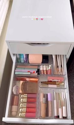 How To Organize Vanity, Cosmetics Organization Ideas, Drawer Organization Bathroom, Drawer Organization Makeup, Vanity Drawer Organization, Makeup Organization Aesthetic, Makeup Vanity Organization, Bathroom Drawer Organization Ideas, Cosmetics Organization