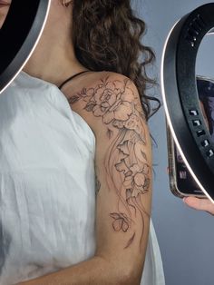 Tattoo feminina Ocean And Floral Tattoo, Jellyfish Tattoo On Arm, Ocean Themed Sleeve Tattoo Women, Underwater Flowers Tattoo, Jellyfish Sleeve Tattoo, Ocean Shoulder Tattoo, Jellyfish Tattoo Arm, Floral Jellyfish Tattoo, Ocean Tattoos For Women