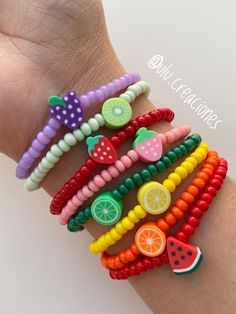 Trendy Beaded Bracelets 2023, Bracelets Ideas Beaded, Strawberry And Grapes, Kiwi Bracelet, Beaded Bracelet Aesthetic, Summer Beaded Bracelets, Fruit Accessories, Colourful Bracelet, Polymer Clay Fruit