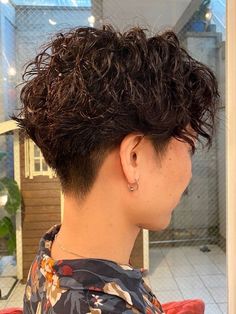 Natural Curly Hair Short, Short Non Binary Haircuts, Natural Hair Styles Curly, Haircut Edgy, Shaved Haircut, Non Binary Haircuts, Undercut Curly Hair, Short Natural Curly Hair, Short Shaved Hairstyles