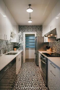 Modern kitchen with white cabinets, stainless steel appliances, and patterned black and white tiles. Galley Kitchen Ideas Layout, Small Narrow Kitchen Design, Narrow Galley Kitchen Ideas, Modern Galley Kitchen Design, Cozy Apartment Kitchen, Small Narrow Kitchen, Narrow Galley Kitchen, Modern Galley Kitchen Ideas, Modern Galley Kitchen