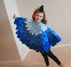 this bird cape is very pretty, and would be lots of fun to play with all year round! (tutorial gets bonus points for using hot glue instead of sewing!!) Diy Bird Costume, Bird Costume Kids, Halloween In Japan, Kapok Tree, Lion King Costume, Parrot Costume, Lion King Jr, Owl Costume, Il Re Leone