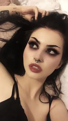 Dark Witchy Makeup Looks, Emo Simple Makeup, 80s Goth Fashion Punk Rock, Hot Dark Makeup, Prom Dark Makeup, Goth Hot Outfit, Gothic Look Make Up, Smokey Goth Makeup, Vamp Eye Makeup