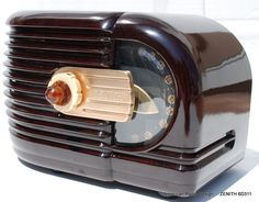 an old fashioned radio sitting on top of a table