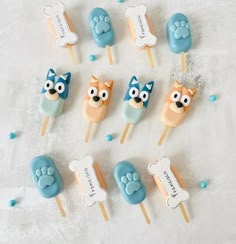 there are many blue and orange pops with dogs on them