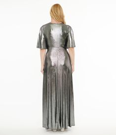 Make your grand entrance in this 1970s inspired maxi dress set in a jaw dropping metallic silver. The sultry V neckline leads to a sexy cutout and is framed with flutter sleeves.Available in sizes XS-4X while supplies last. Metal Dress, Molten Metal, Cutout Maxi Dress, Dresses Unique, Pin Up Dresses, Vintage Inspired Dresses, Womens Vintage Dresses, Grand Entrance, Dress Set