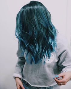 Herbst-Haarfarbe Blue And Green Hair, Teal Hair Dye, Hair Dye Shades, Teal Hair, Pastel Hair, Dye My Hair, Rainbow Hair, Cool Hair Color, Grunge Hair