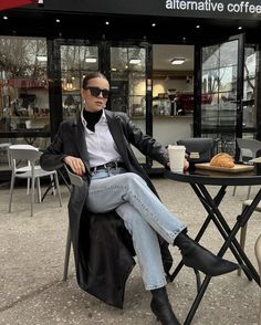 Blazer Under Coat Outfit, Winter Looks Aesthetic, Winter Night Out, Fashion Styling Tips, Outfits For Winter, Jacket Outfit Women, Simple Style Outfits, Boots Outfits