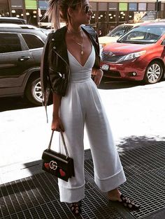 macacão branco Overalls Outfits, Trendy Overalls, Elegante Casual, Look Chic, Primavera Estate, Street Fashion, Jumpsuits For Women, Latest Fashion Trends