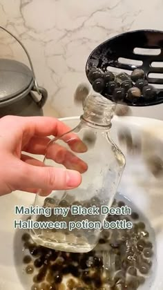 Halloween Witch Potion Display, Diy Halloween Decorations For Inside Apothecary Jars, How To Make Halloween Potion Bottles, Halloween Apothecary Display Diy, Halloween Glass Potion Bottles Diy, Poison Bottle Diy, Potion Bottle Filler Ideas, Potion Bottle Display, Glass Skull Bottle Ideas