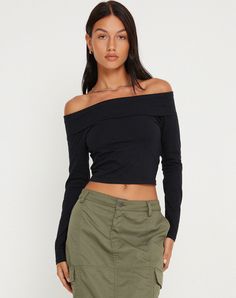 Off The Shoulder Aesthetic, Styling Off Shoulder Tops, Black Tops Aesthetic, Off Shoulder Black Top Outfits, Off Shoulder Black Top, Off The Shoulder Black Top, Shoulderless Top Outfit, Black Off The Shoulder Top, Off The Shoulder Shirts