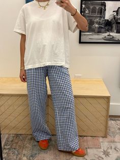 How To Wear Gingham Pants, Blue And White Plaid Pants Outfit, Checkered Pants Outfit Summer, Blue Gingham Outfit Women, How To Style Gingham Pants, Gingham Pants Outfit Summer, Gingham Style Outfits, Blue Gingham Pants Outfit, Style Checked Pants