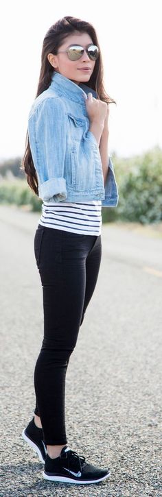 Striped top, denim blazer, black skinny pants and sneakers. | Spring Style Sneakers Outfit Spring, Sneakers Outfit, Black Sneakers, Pink Beige, Casual Summer Outfits, Look Chic