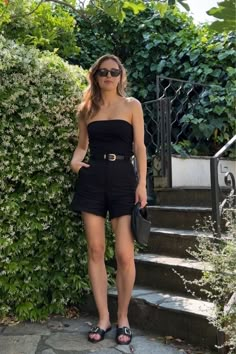 Basic Tube Top Outfit, Tube Top Dress Outfit Summer, Outfits With Strapless Tops, Dress Tube Outfit, Tube Top Outfit Shorts, Strapless Tube Top, Strapless Tops Outfit, Classic Shorts Outfit, How To Style Tube Tops