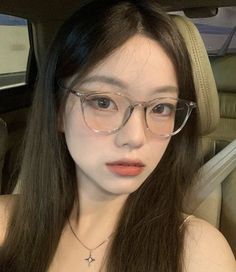 Specs Frames Women, Asian Glasses, People With Glasses, Glasses For Round Faces, Cute Glasses Frames, Glasses Aesthetic, Pelo Cafe, Classy Glasses, Glasses Inspiration