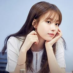 Han Hyo Joo Hair inspiration :: theklog.co :: see-through bangs http://theklog.co/hairstyle-trend-fall/ Korean Bangs, Asian Bangs, Hyo Joo, W Two Worlds, Straight Hair Cuts, How To Cut Bangs, Super Hair, Long Hair With Bangs, Trendy Haircuts