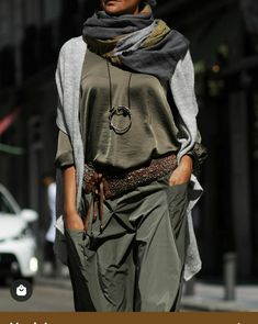 Casual Day Outfits, Green Pants, Trendy Short Hair Styles, Hiking Outfit, Mode Inspiration