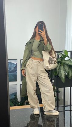 North Face Tote Bag, Daisy Wolanski, Colored Pants Outfits, Parachute Pants Outfit, Fits 2023, Khaki Pants Outfit, Khakis Outfit, Winter Mode Outfits, Outfit Links