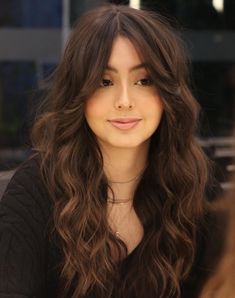 Long Feathered Haircut for Wavy Hair Layered Haircut For Round Faces, Long Feathered Haircut, Round Face Haircuts Long, Haircut For Wavy Hair, Wavy Haircuts Medium, Feathered Haircut, Fat Face Haircuts, Long Layered Haircut