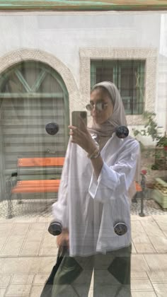 Hijabi Travel Outfit, La Outfits, Simple Hijab, Hijab Trends, Timeless Outfits, Muslim Outfits Casual